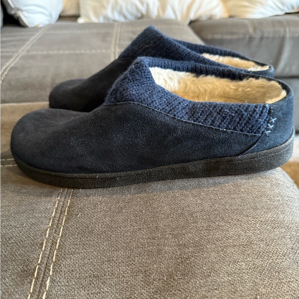 Clarks Women's Navy blue Cozy Slippers - Navy